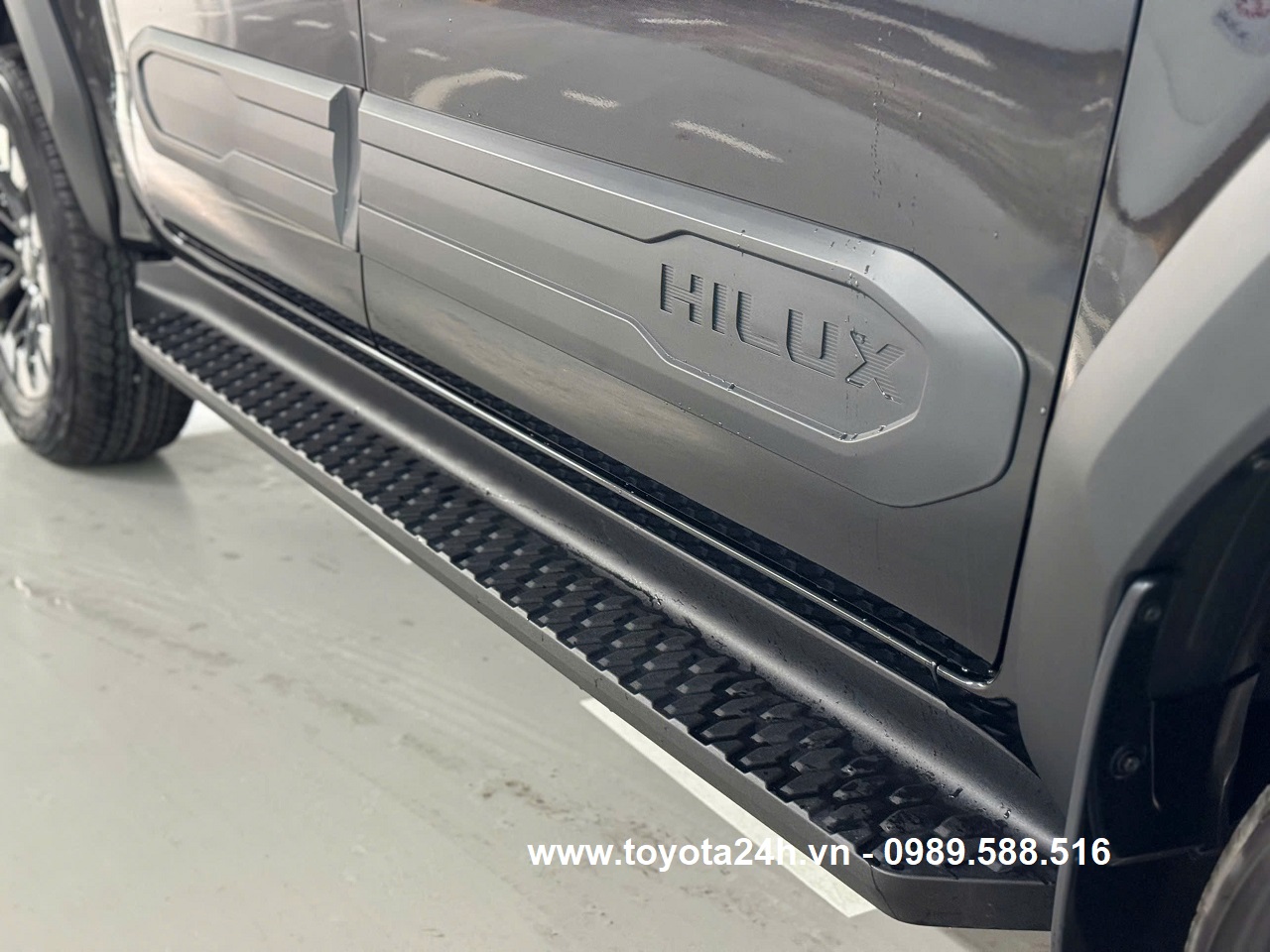 toyota-hilux-2.8AT-4x4-2026-mau-den-op-suon-xe-ban-tai